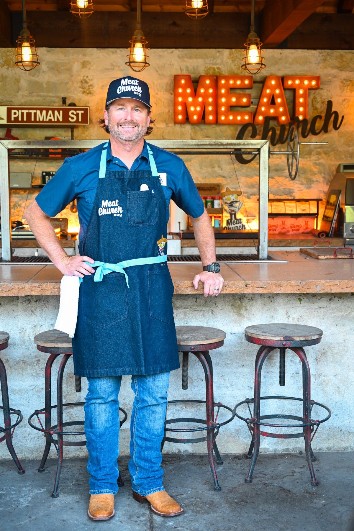 hedley-and-bennett-meat-church-apron-navy-f3 NAVY_H_B_APRON_LIFESTYLE_OUTDOOR_KITCHEN_TIED.jpg